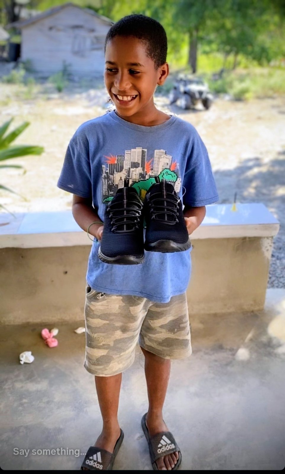 Niño sonriendo con sus tenis nuevos