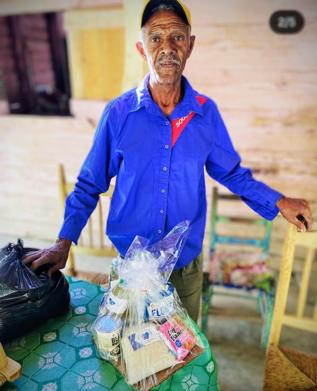 Señora recibiendo su canasta de alimentos